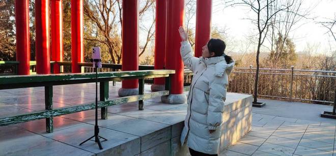 自拍杆三脚架一键变焦记录美好瞬间！凯发国际K8小米变焦支架自拍杆2(图3)